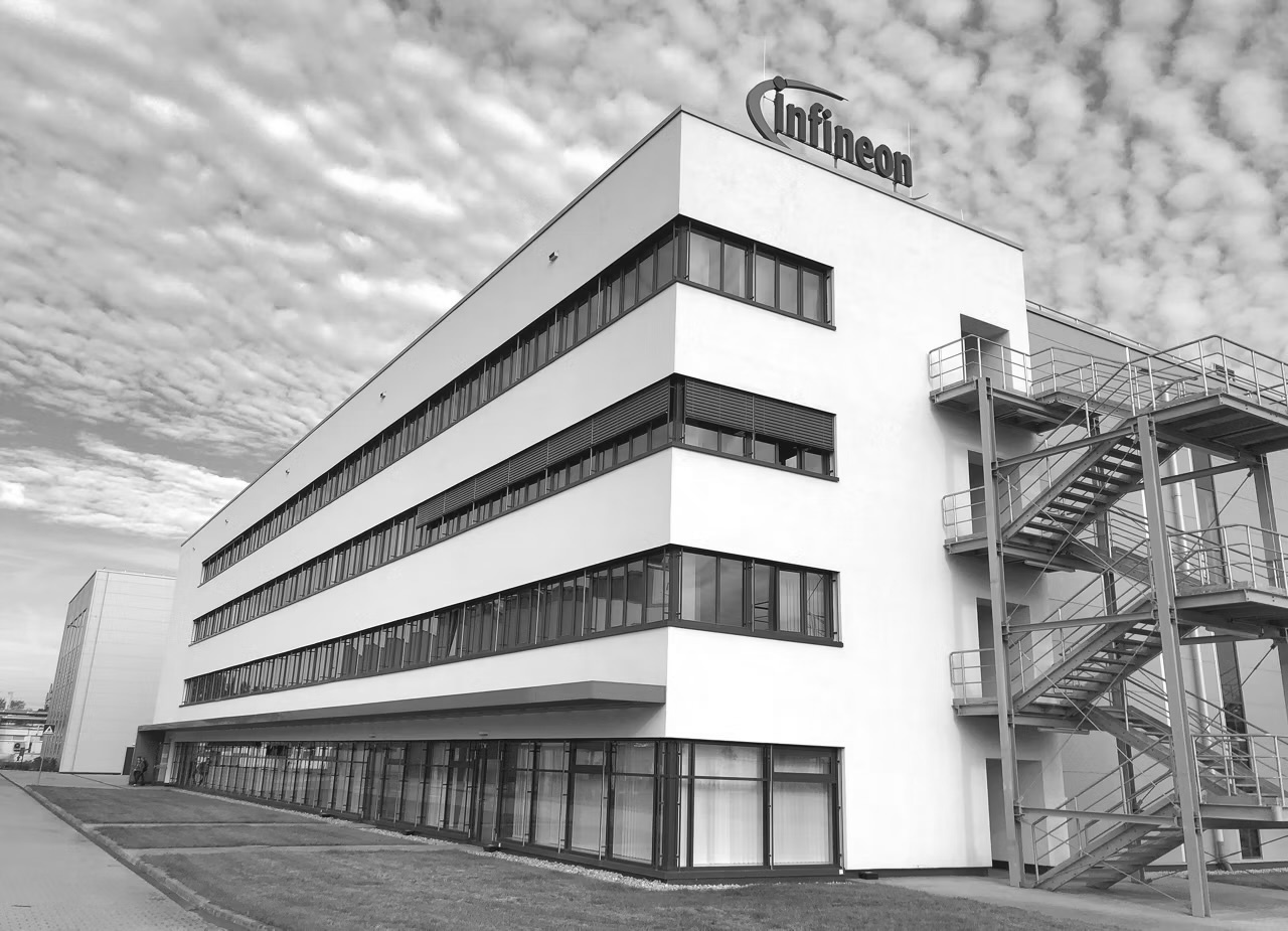 Ipari kültéri egységek telepítése – Infineon Technologies kivitelezés